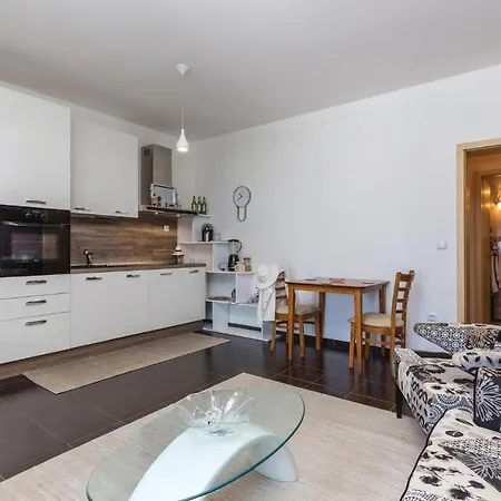 Tatil Evi Nice In With 3 Bedrooms, Wifi And Outdoor Swimming Pool Jadranovo