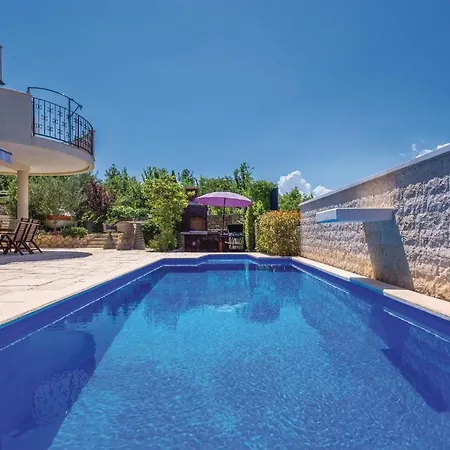 Nice In With 3 Bedrooms, Wifi And Outdoor Swimming Pool