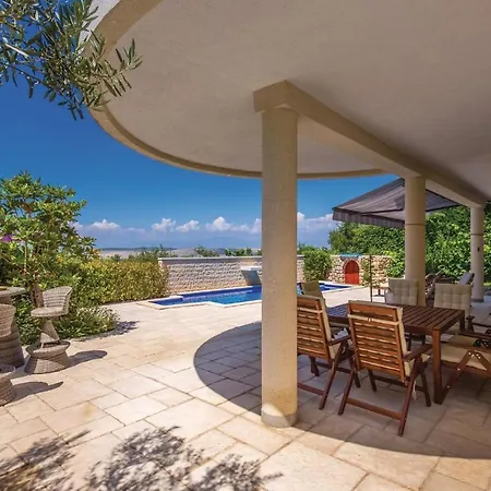 Nice In With 3 Bedrooms, Wifi And Outdoor Swimming Pool Tatil Evi