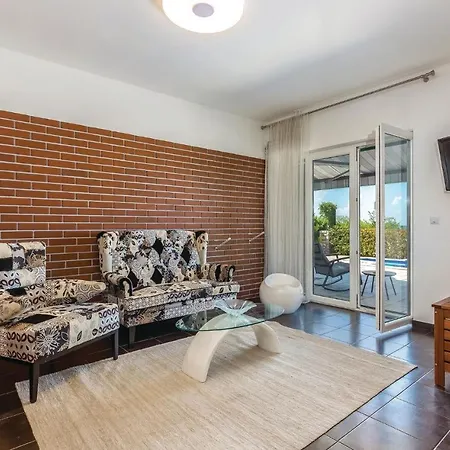 Nice In With 3 Bedrooms, Wifi And Outdoor Swimming Pool Tatil Evi Jadranovo