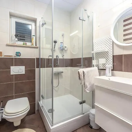 Nice In With 3 Bedrooms, Wifi And Outdoor Swimming Pool Tatil Evi Jadranovo