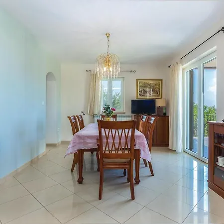 Nice In With 3 Bedrooms, Wifi And Outdoor Swimming Pool *