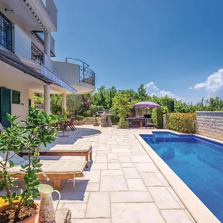 Tatil Evi Nice In With 3 Bedrooms, Wifi And Outdoor Swimming Pool