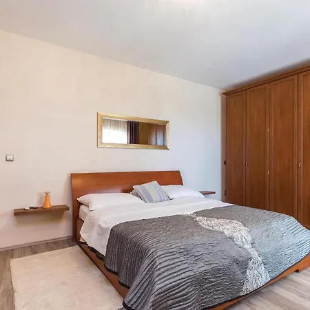 Nice In With 3 Bedrooms, Wifi And Outdoor Swimming Pool *