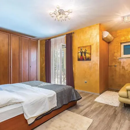 Tatil Evi Nice In With 3 Bedrooms, Wifi And Outdoor Swimming Pool Jadranovo