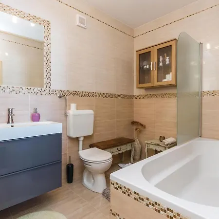 Nice In With 3 Bedrooms, Wifi And Outdoor Swimming Pool *