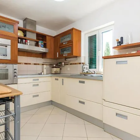 Tatil Evi Nice In With 3 Bedrooms, Wifi And Outdoor Swimming Pool