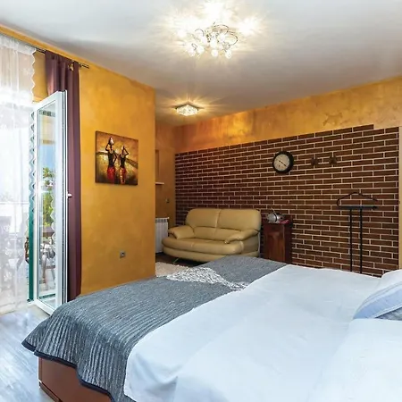 Nice In With 3 Bedrooms, Wifi And Outdoor Swimming Pool